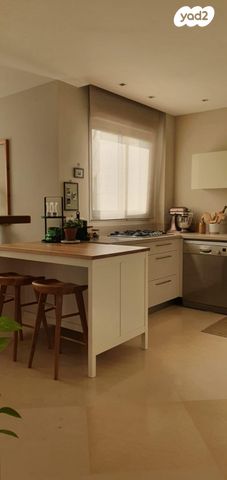 דירה, הפרחים 7, נווה גן, רמת השרון