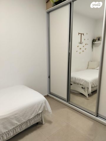 דירה, יחזקאל הנביא 5, שעריים, רחובות