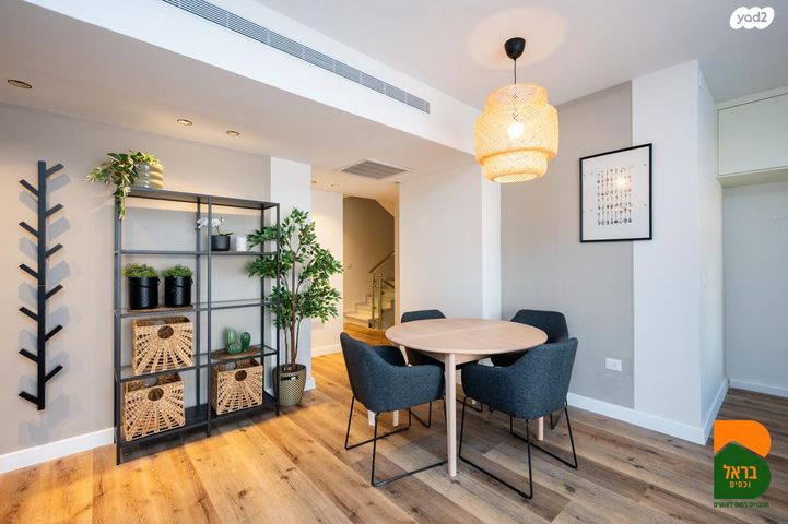 דו משפחתי, פארק היין, זכרון יעקב