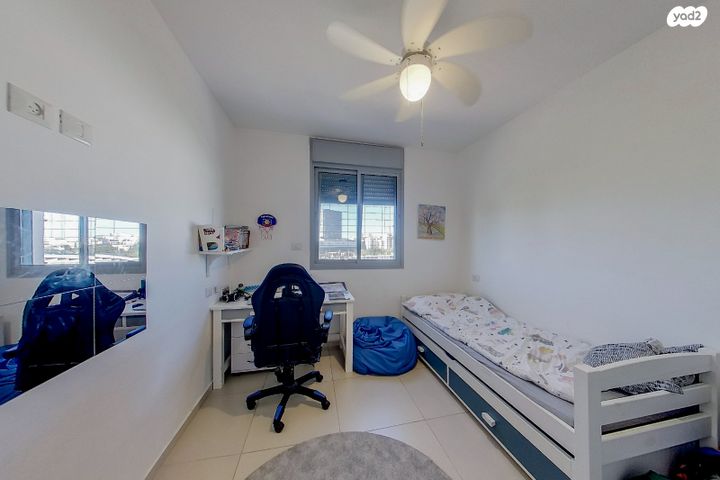 דירה, הזמר העברי, כפר סבא