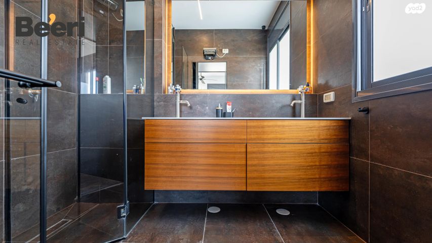 גג/ פנטהאוז, איינשטיין 21, אזור הבילויים, רמת גן