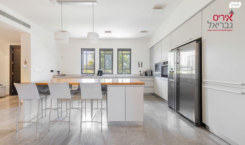 דו משפחתי, פסנתר, מתחם האצבע, הוד השרון