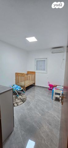 דירה, אורי צבי גרינברג, בן גוריון, חולון