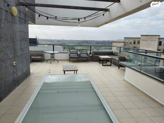 גג/ פנטהאוז, הרב ישעיהו משורר, פתח תקווה