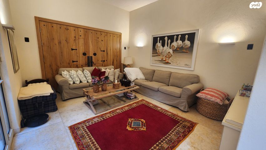 דו משפחתי, קיסריה