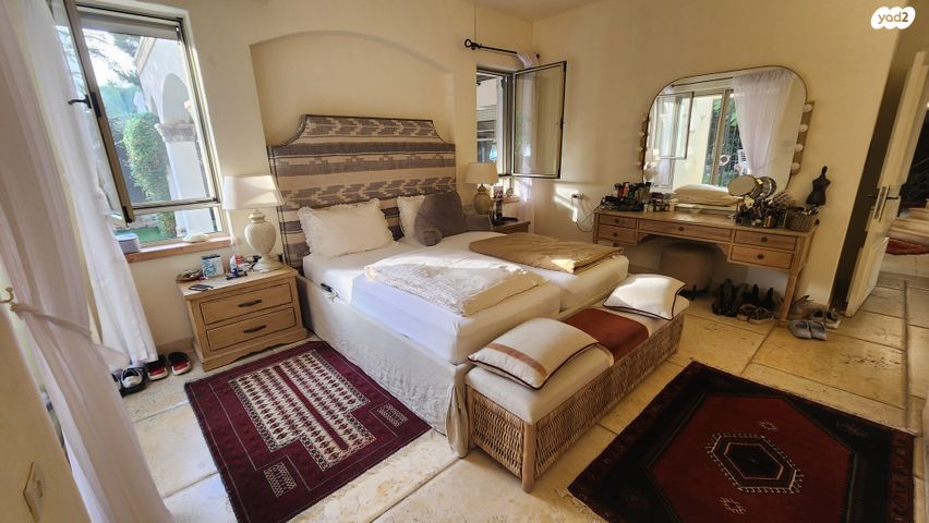 דו משפחתי, קיסריה