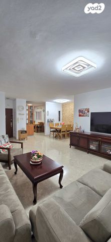 דירה, אורי צבי גרינברג, בן גוריון, חולון