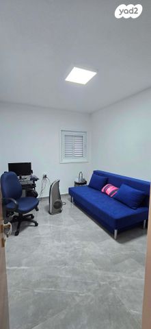 דירה, אורי צבי גרינברג, בן גוריון, חולון