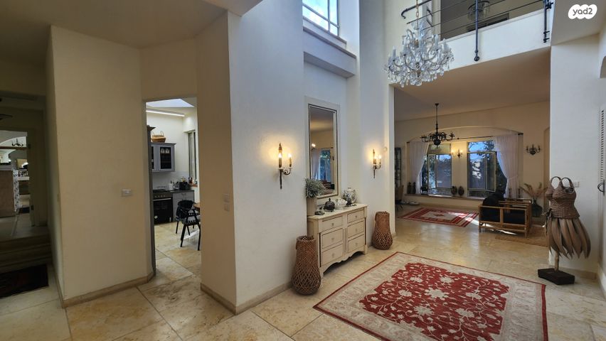 דו משפחתי, קיסריה