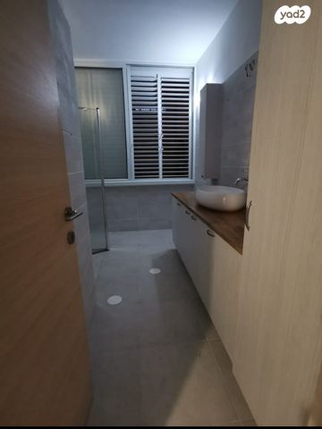 דירה, חב"ד, רמב"ם, ראשון לציון