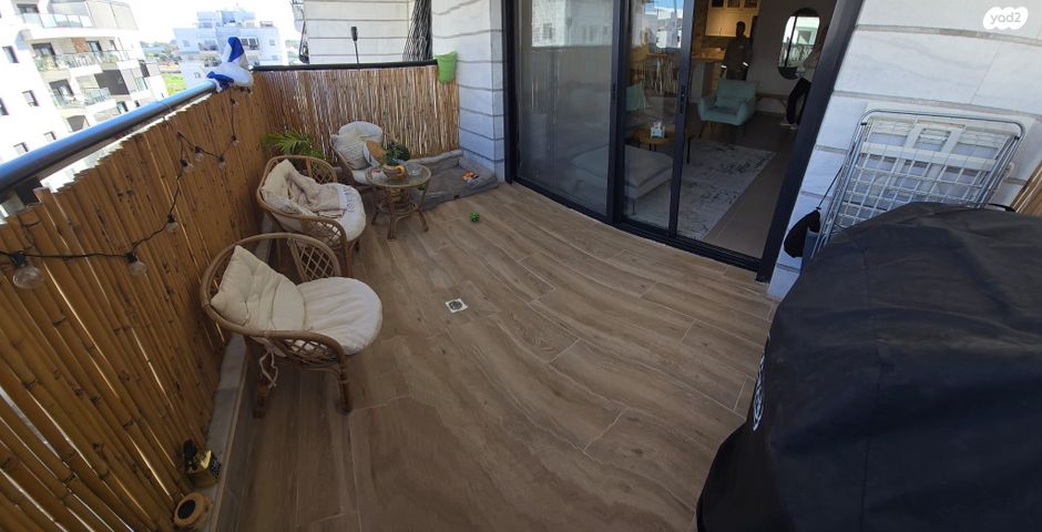 דירה, דבורה עומר, נאות שמיר, יבנה