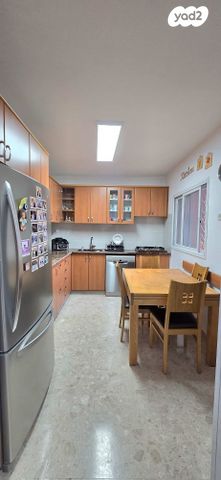 דירה, אורי צבי גרינברג, בן גוריון, חולון