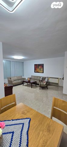 דירה, אורי צבי גרינברג, בן גוריון, חולון