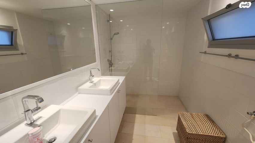 דו משפחתי, קיסריה