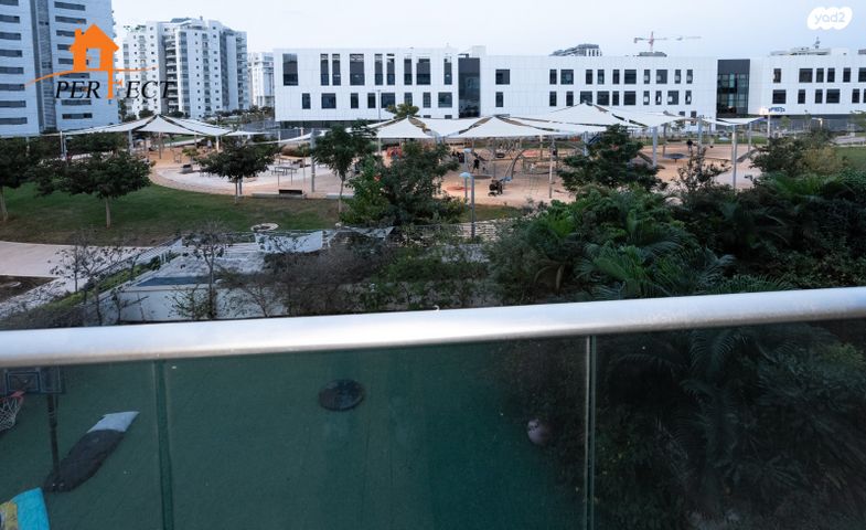 דירה, חנה רובינא, הרצליה