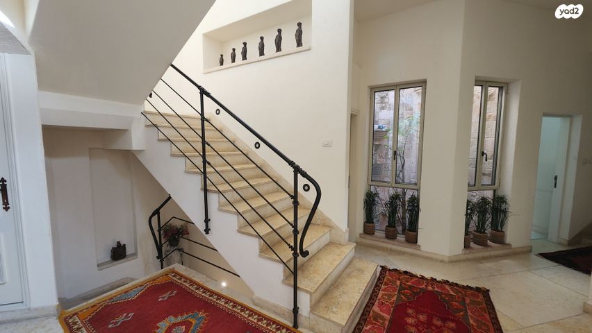 דו משפחתי, קיסריה