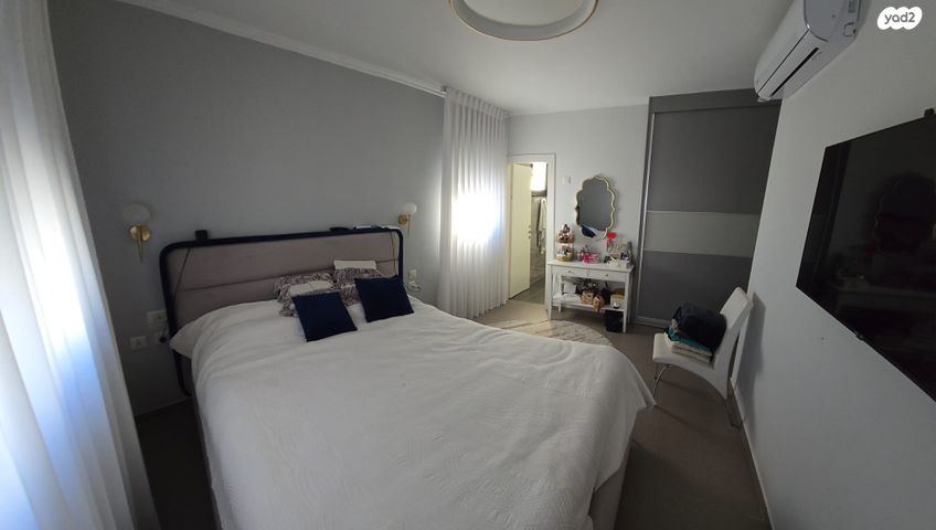 דירה, דבורה עומר, נאות שמיר, יבנה