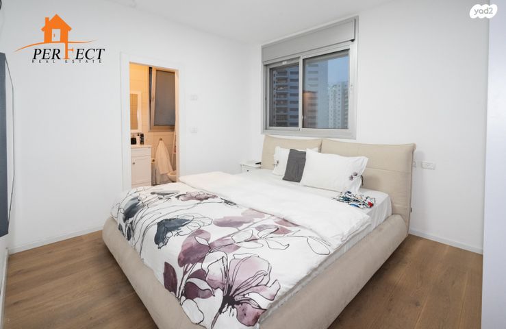 דירה, חנה רובינא, הרצליה