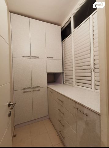 דירה, חב"ד, רמב"ם, ראשון לציון