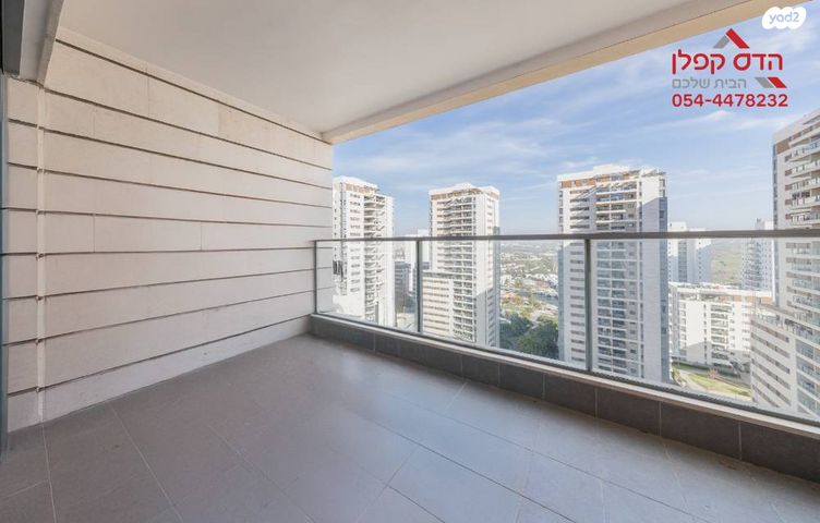 דירה, חיים הרצוג, פסגות אפק, ראש העין