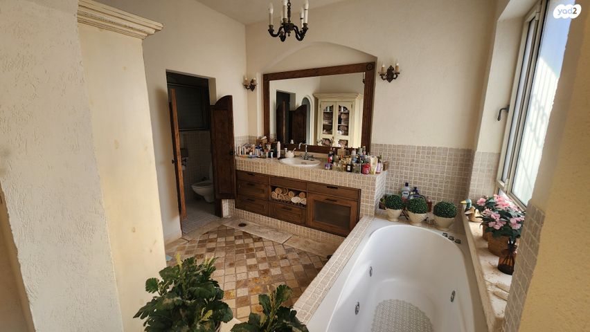 דו משפחתי, קיסריה