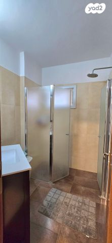 דירה, אורי צבי גרינברג, בן גוריון, חולון