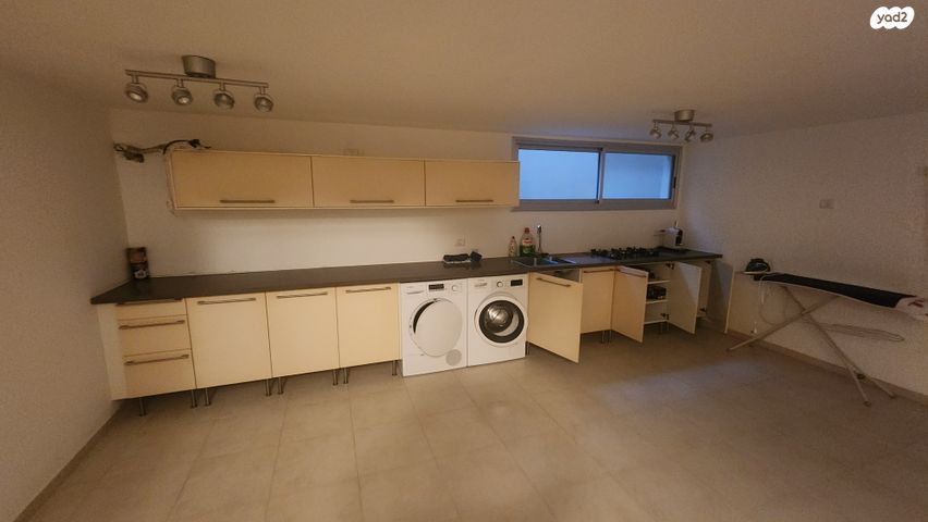 דו משפחתי, קיסריה