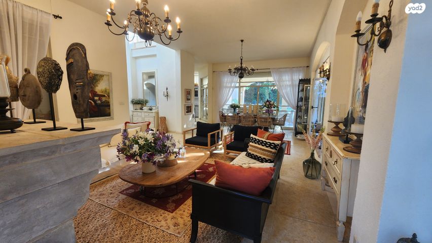 דו משפחתי, קיסריה