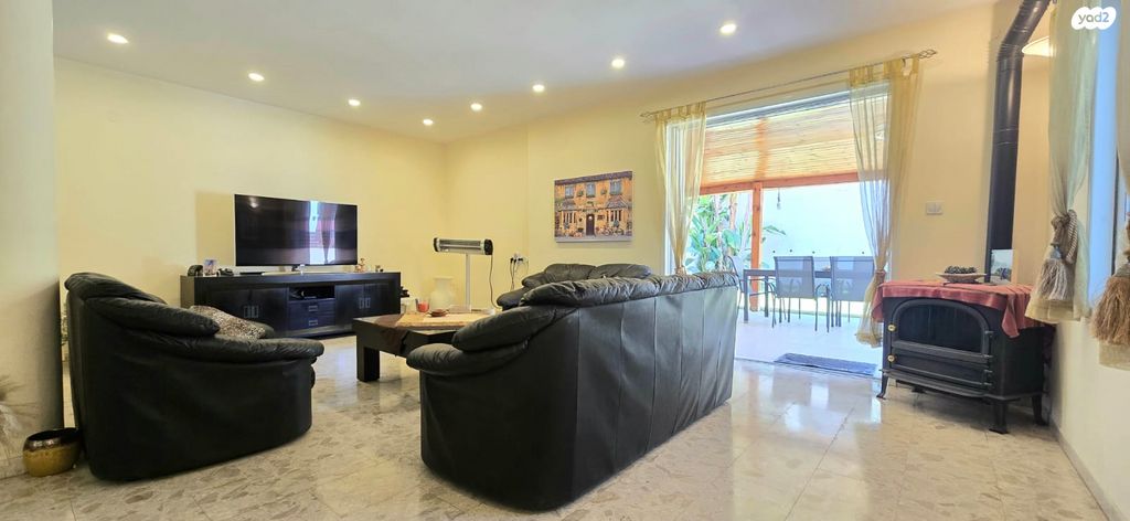 דו משפחתי, אורנית