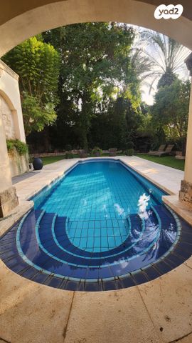 דו משפחתי, קיסריה