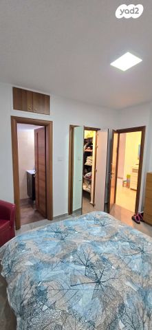 דירה, אורי צבי גרינברג, בן גוריון, חולון