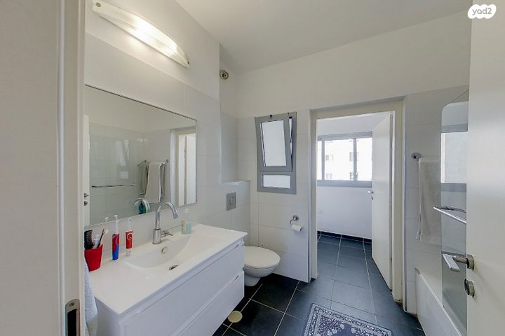 דירה, הזמר העברי, כפר סבא