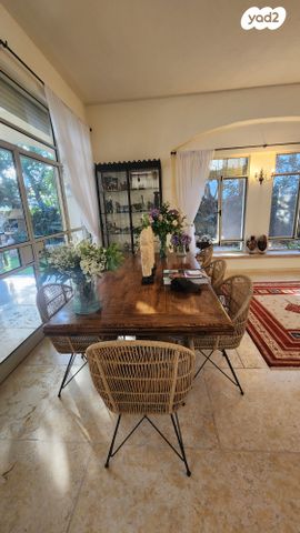 דו משפחתי, קיסריה