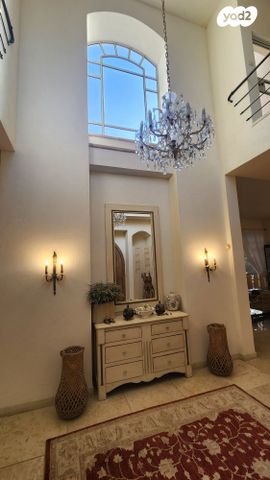 דו משפחתי, קיסריה