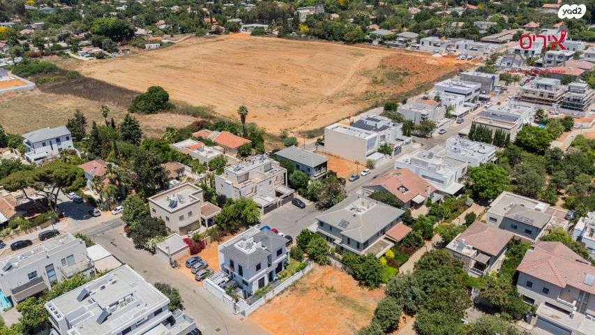 דו משפחתי, פסנתר, מתחם האצבע, הוד השרון