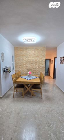 דירה, אורי צבי גרינברג, בן גוריון, חולון