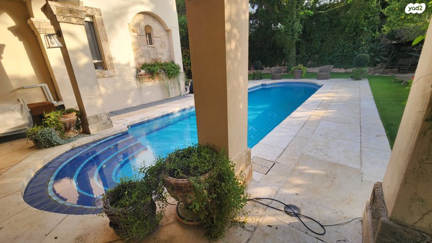 דו משפחתי, קיסריה