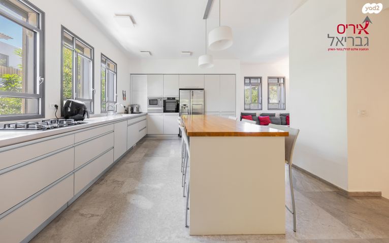 דו משפחתי, פסנתר, מתחם האצבע, הוד השרון