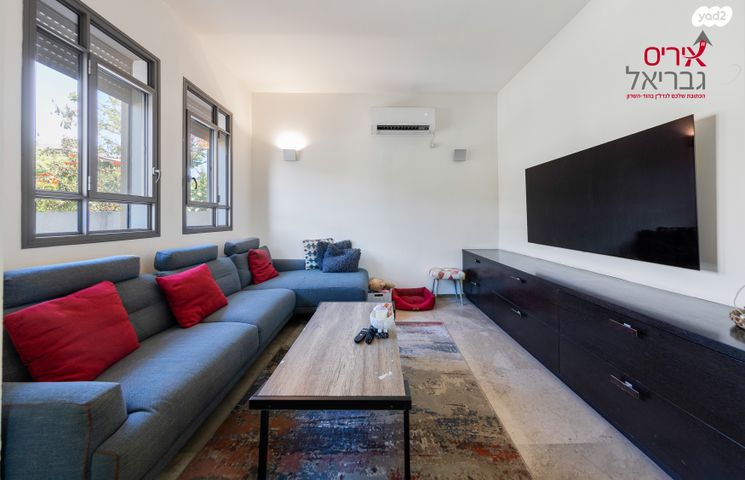 דו משפחתי, פסנתר, מתחם האצבע, הוד השרון