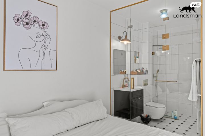 דירה, אורי אלמוג, חולון