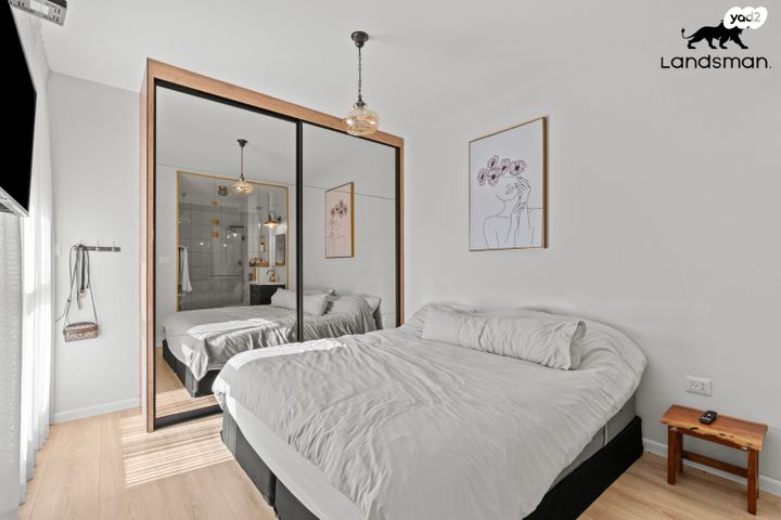 דירה, אורי אלמוג, חולון