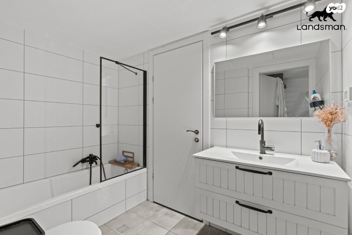 דירה, אורי אלמוג, חולון