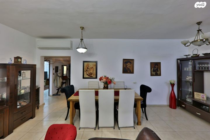 דירת גן, חנה סנש, קרית אתא