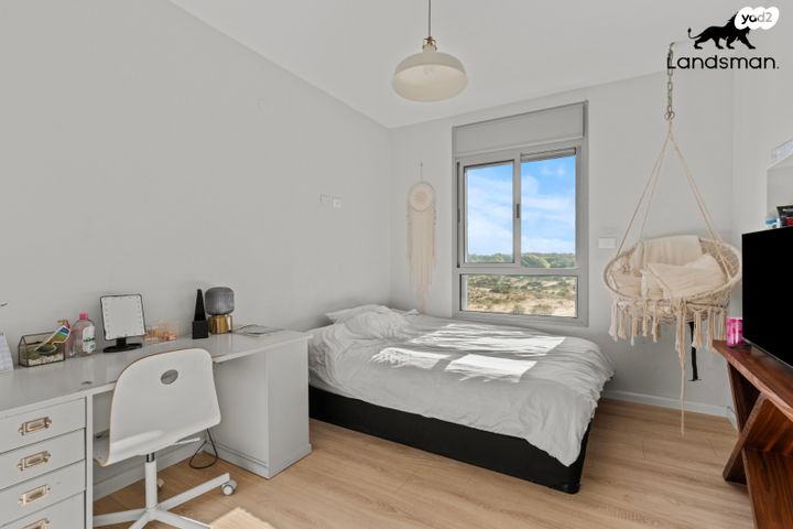 דירה, אורי אלמוג, חולון