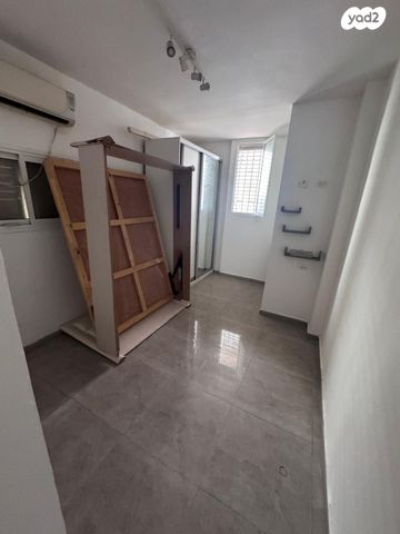 דירה, דקר, בת ים