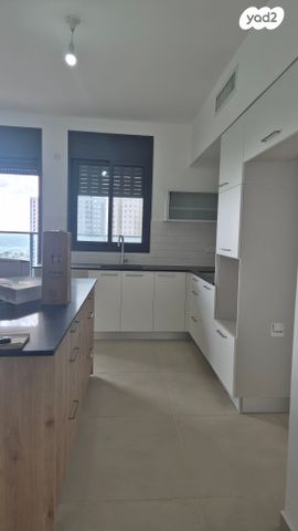 דירה, אמנון ליפקין שחק, נוף הטיילת, נתניה