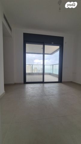 דירה, אמנון ליפקין שחק, נוף הטיילת, נתניה