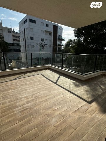 דירת גן, בנימין ד'ישראלי, אחוזה, חיפה