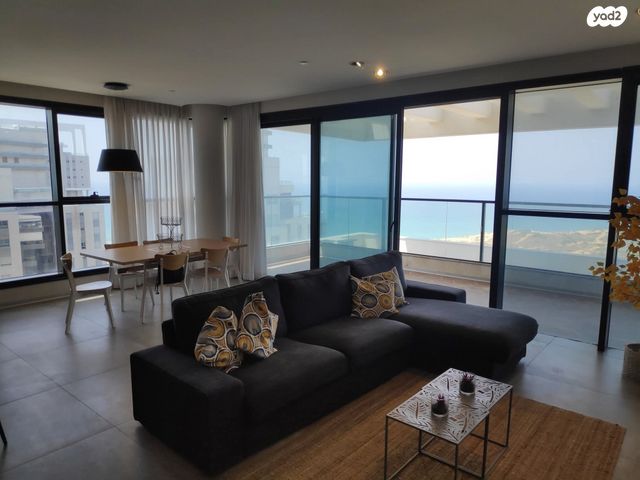 גג/ פנטהאוז, עוזי חיטמן, עיר ימים, נתניה