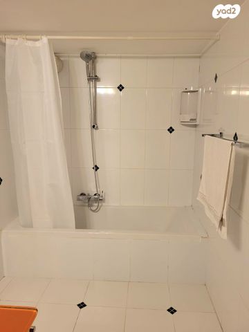 דירה, הרב קניאל 11, מעונות גאולה, חיפה